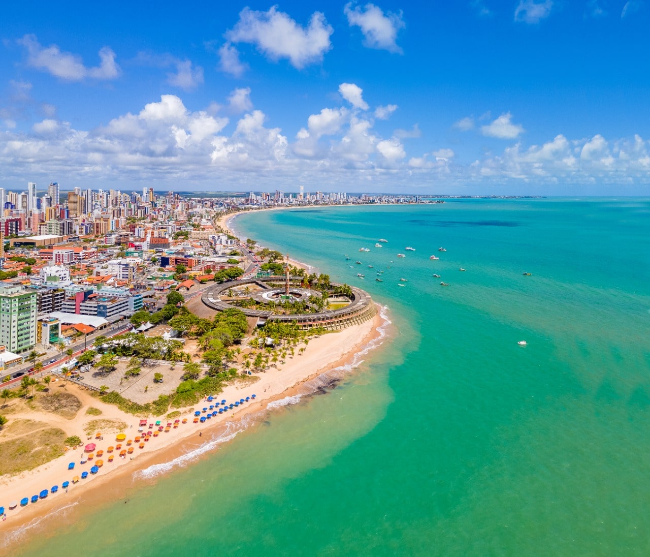 João Pessoa, na Paraíba, está se tornando um dos lugares mais procurados para investir ou morar no Brasil.  Uma capital segura, com o melhor que o litoral do nordeste pode oferecer.
